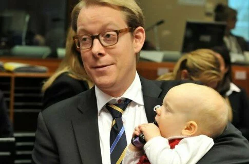 Министр внутренних дел Швеции принес на совещание 8-месячную дочь